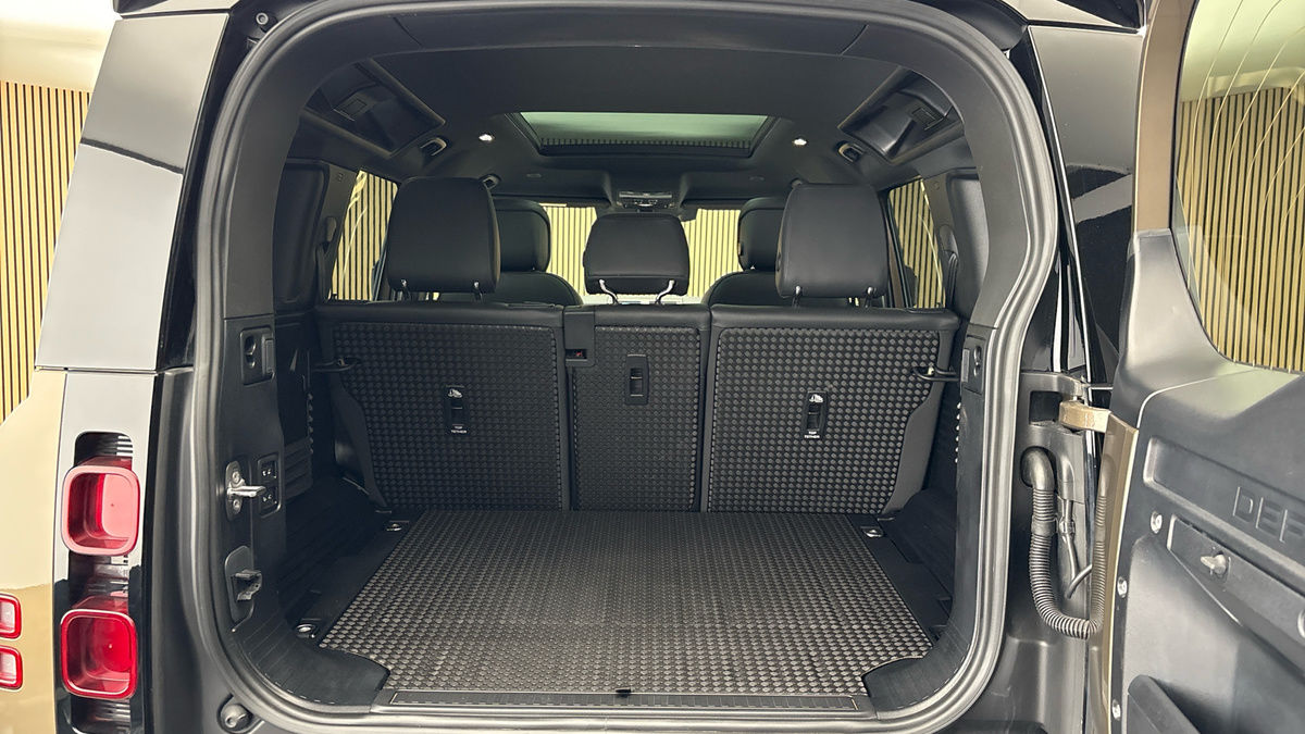 Land Rover Defender 110 Image 11