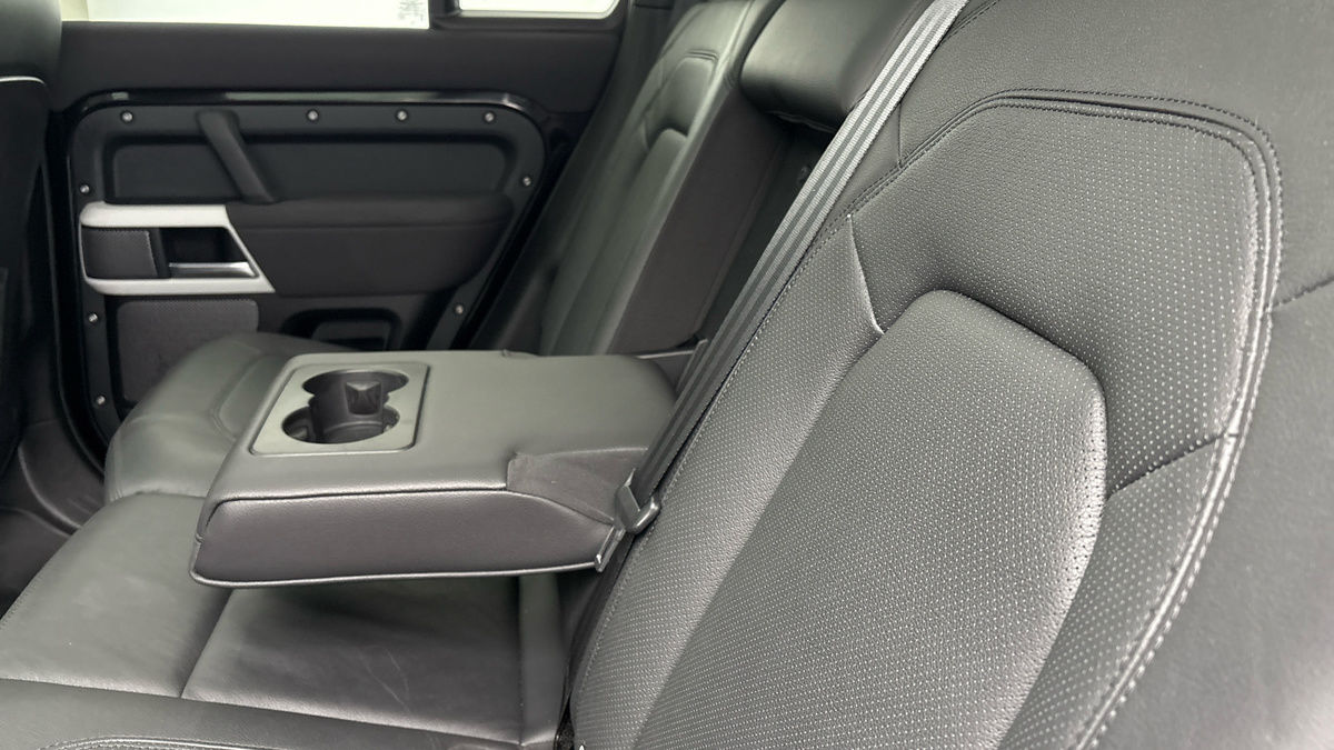 Land Rover Defender 110 Image 9