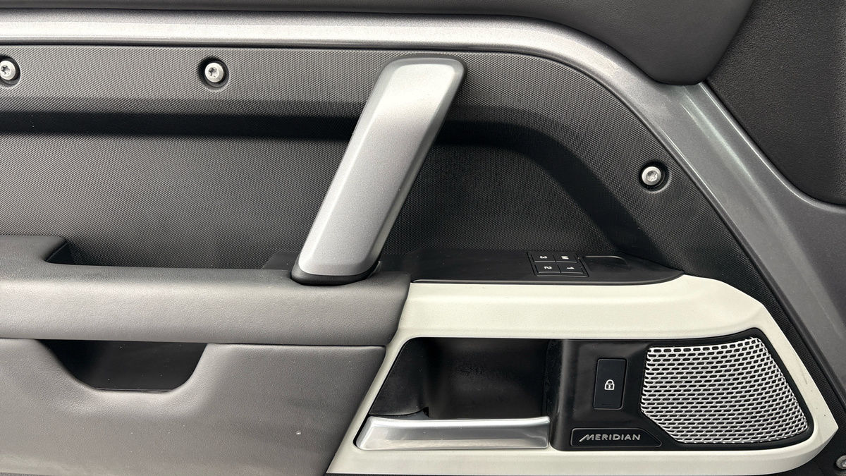 Land Rover Defender 130 Image 19