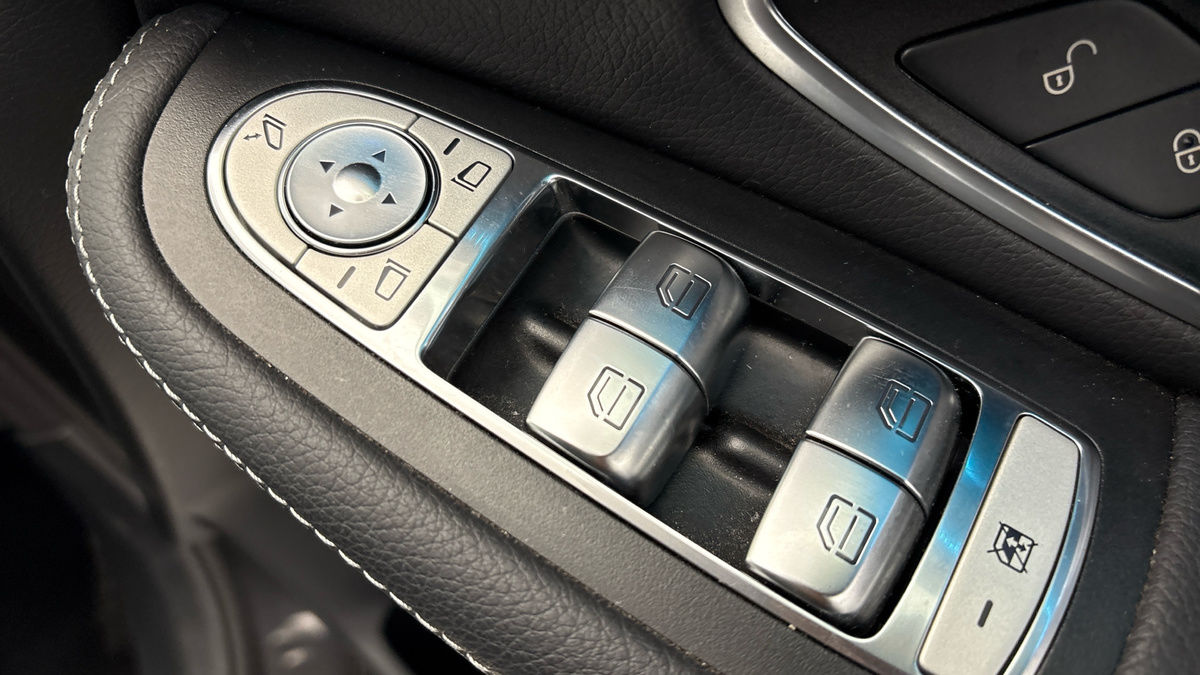 Mercedes-Benz EQC Image 26