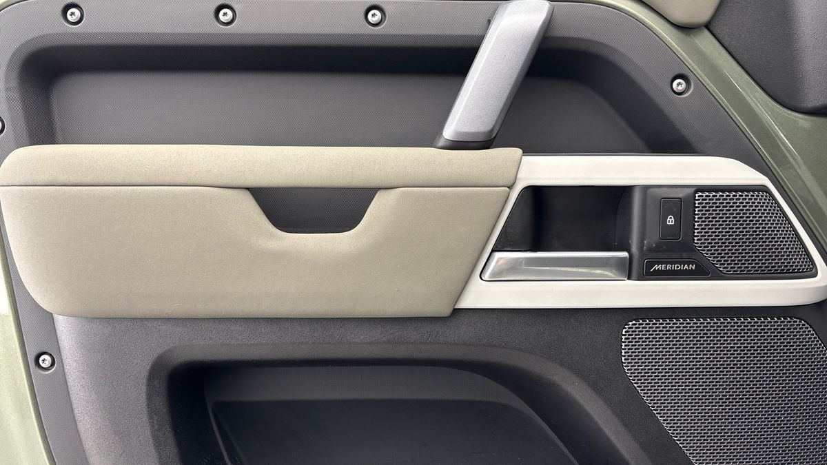 Land Rover Defender 110 Image 19