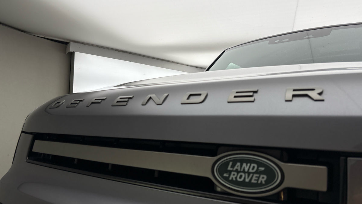 Land Rover Defender 110 Image 24