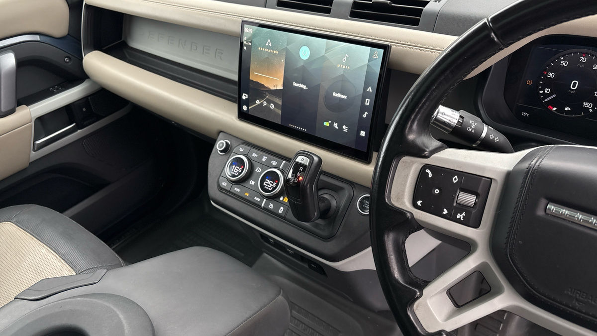 Land Rover Defender 110 Image 18