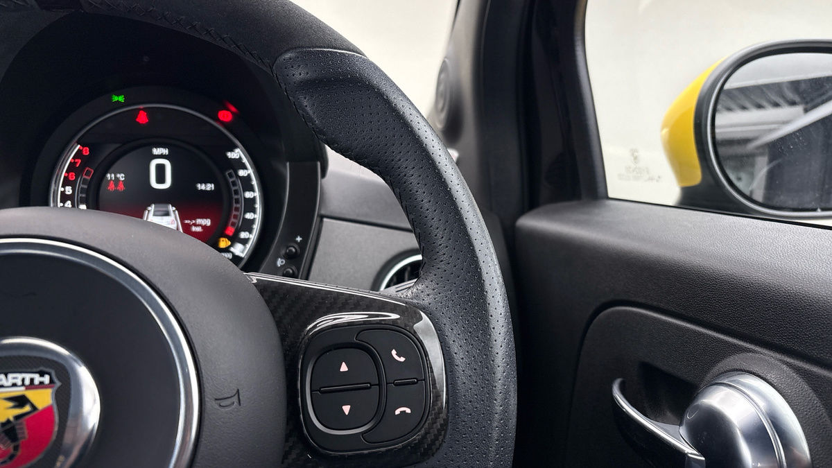 Abarth 695C Image 14
