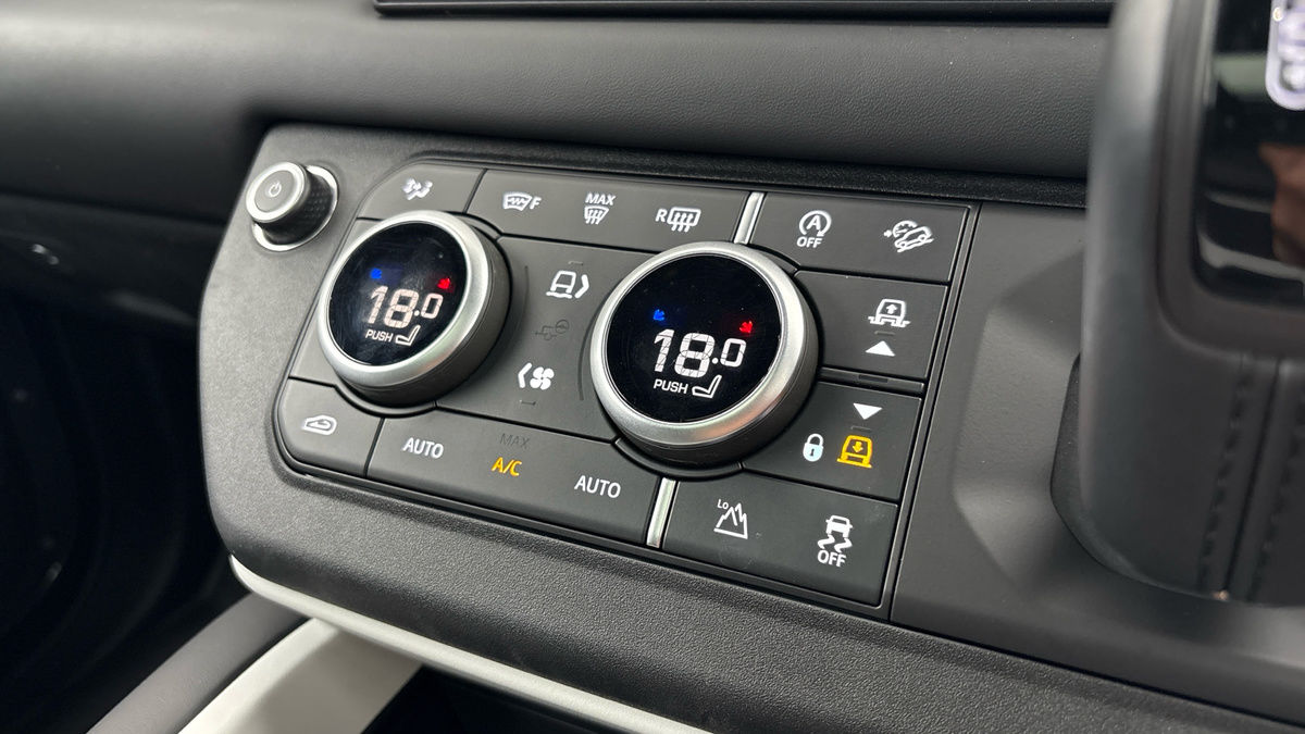 Land Rover Defender 130 Image 29