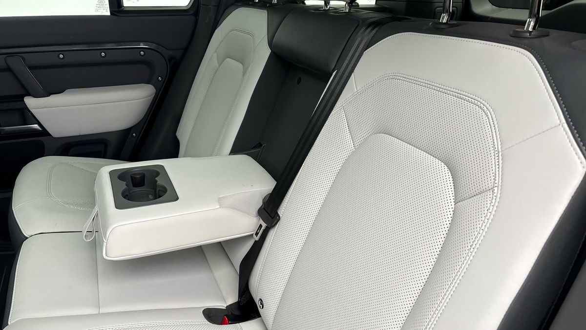 Land Rover Defender 110 Image 9