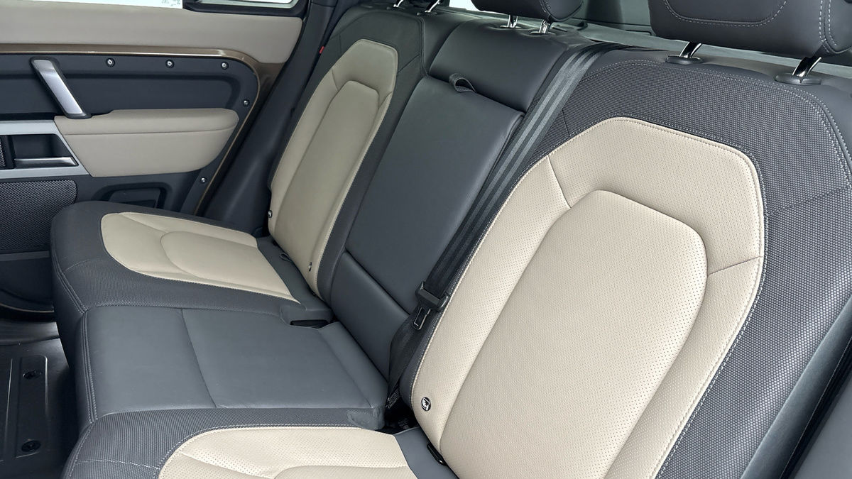 Land Rover Defender 110 Image 8