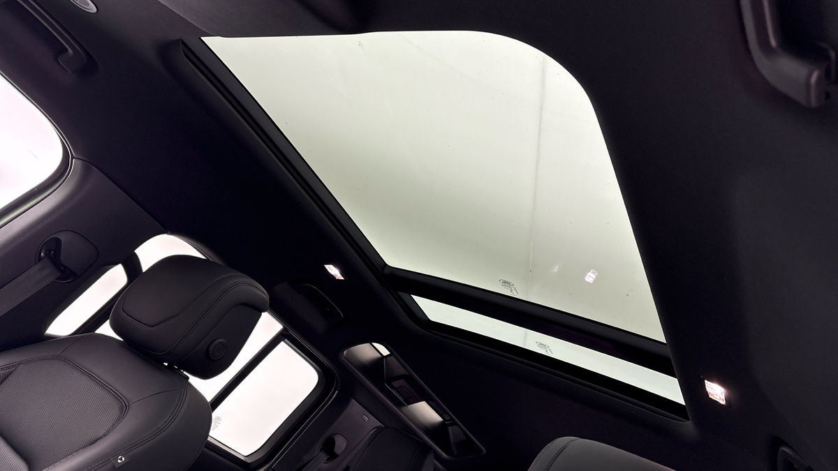 Land Rover Defender 110 Image 6