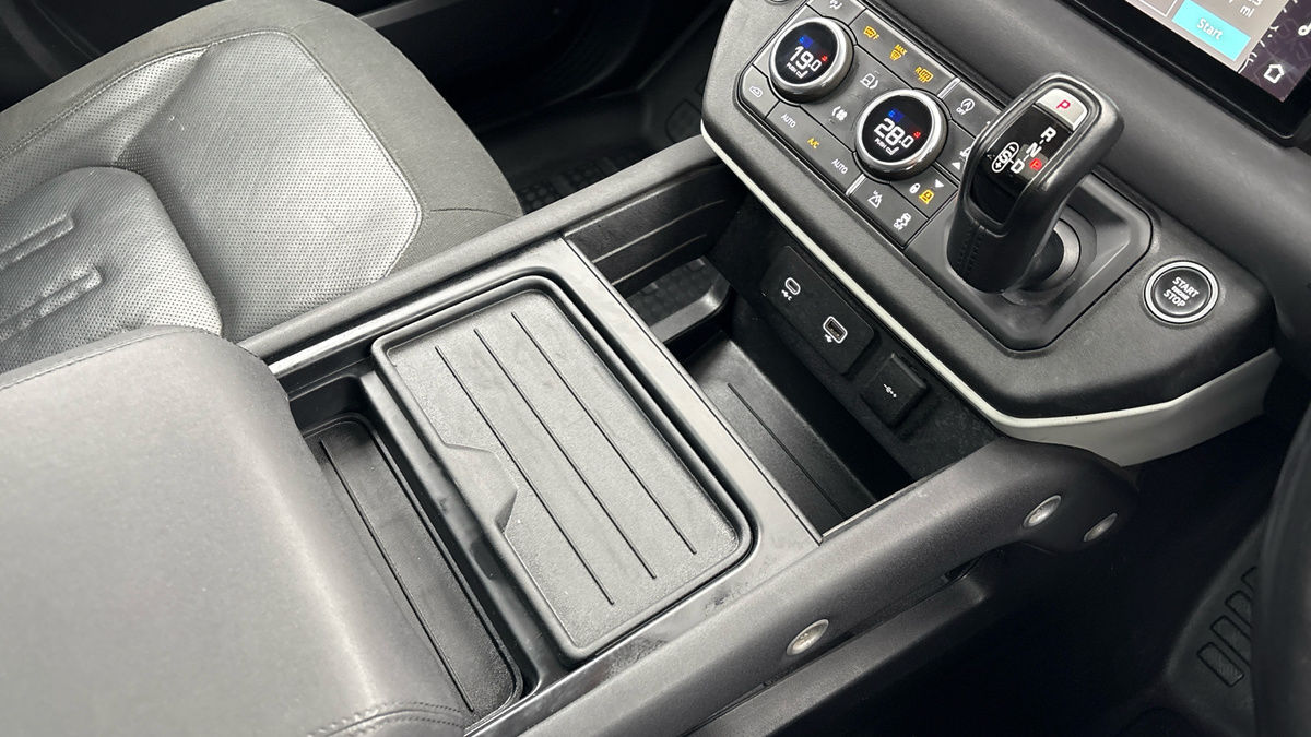 Land Rover Defender 110 Image 18