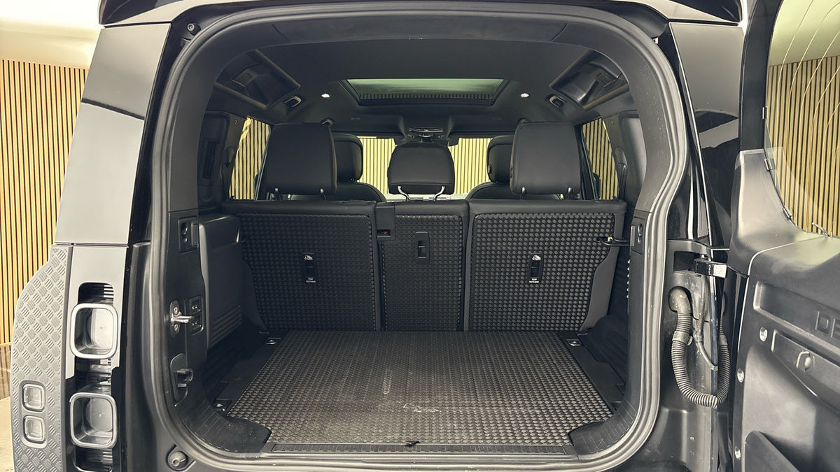 Land Rover Defender 110 Image 11
