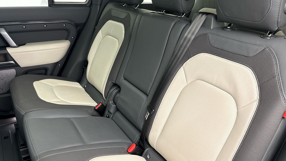 Land Rover Defender 130 Image 8
