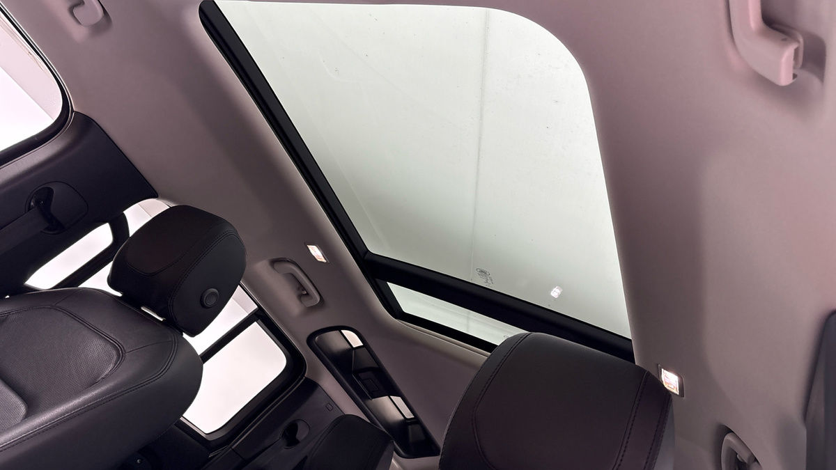 Land Rover Defender 110 Image 6