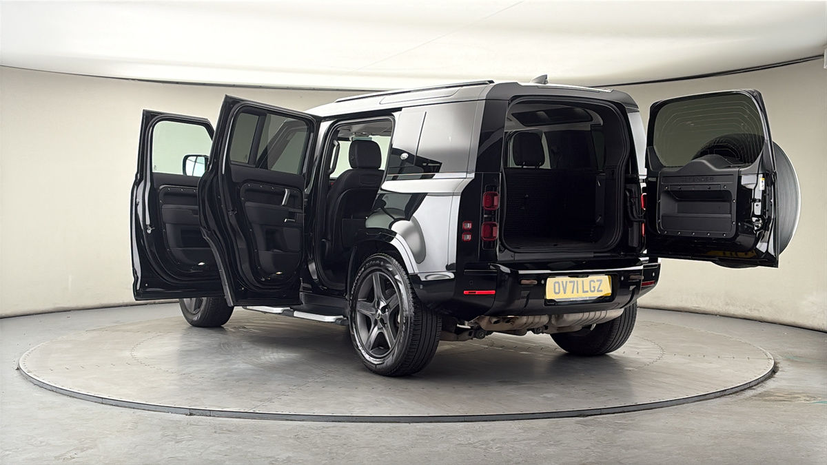 Land Rover Defender 110 Image 23