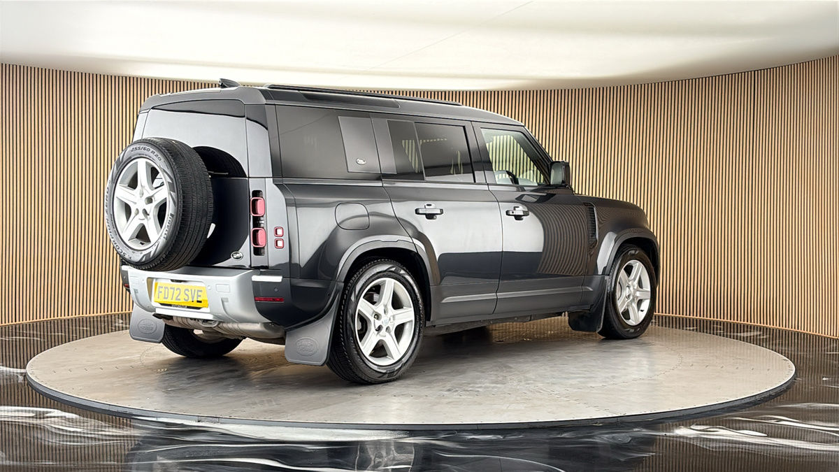 Land Rover Defender 110 Image 21