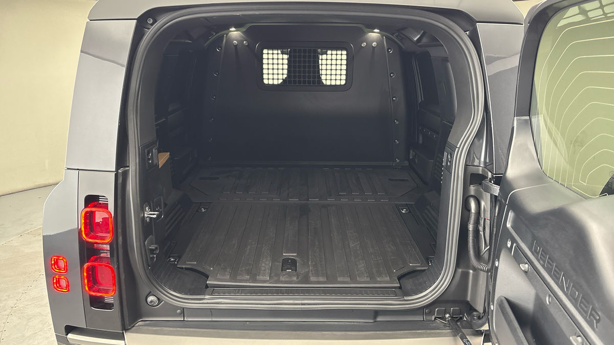 Land Rover Defender 110 Image 11