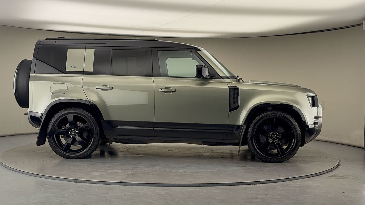 Land Rover Defender 110 Image 16