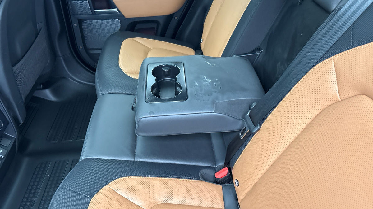 Land Rover Defender 110 Image 9