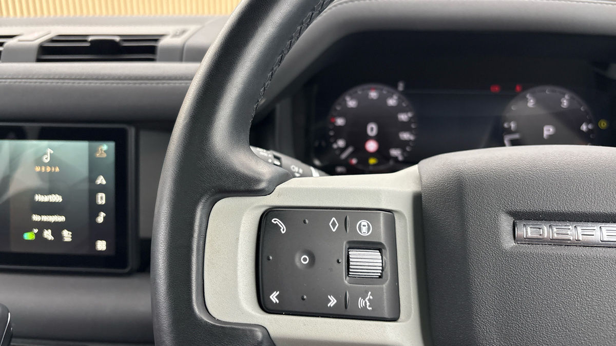 Land Rover Defender 110 Image 13