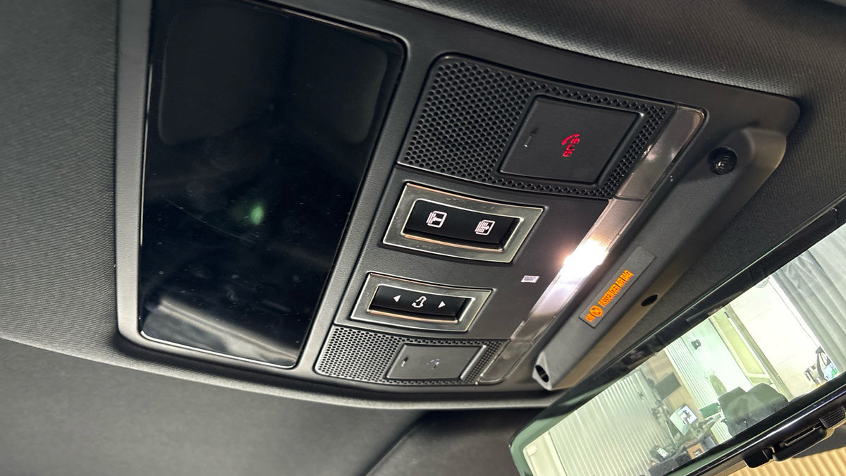 Land Rover Defender 110 Image 30