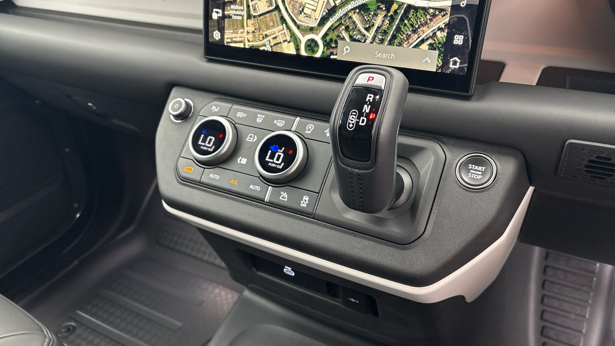 Land Rover Defender 110 Image 18