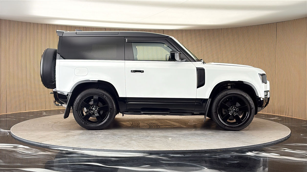 Land Rover Defender 90 Image 16