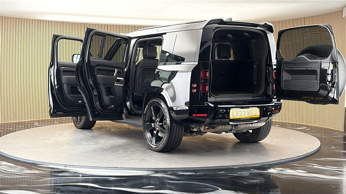 Land Rover Defender 110 Image 23