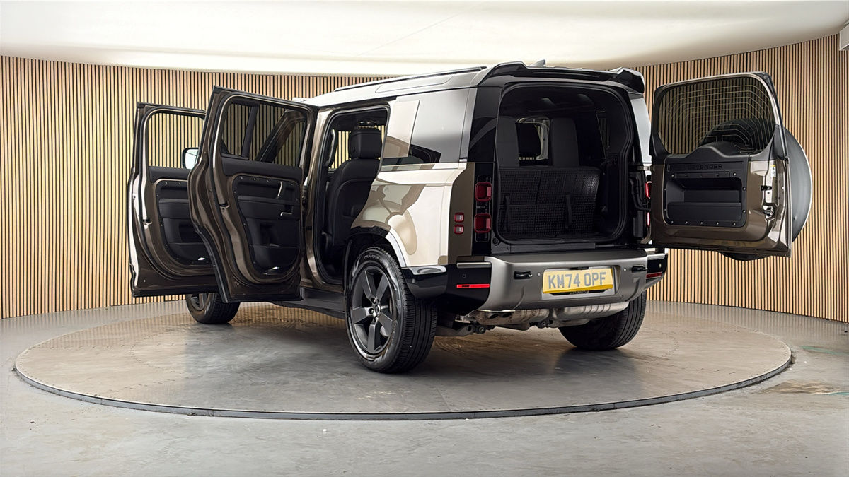 Land Rover Defender 110 Image 23