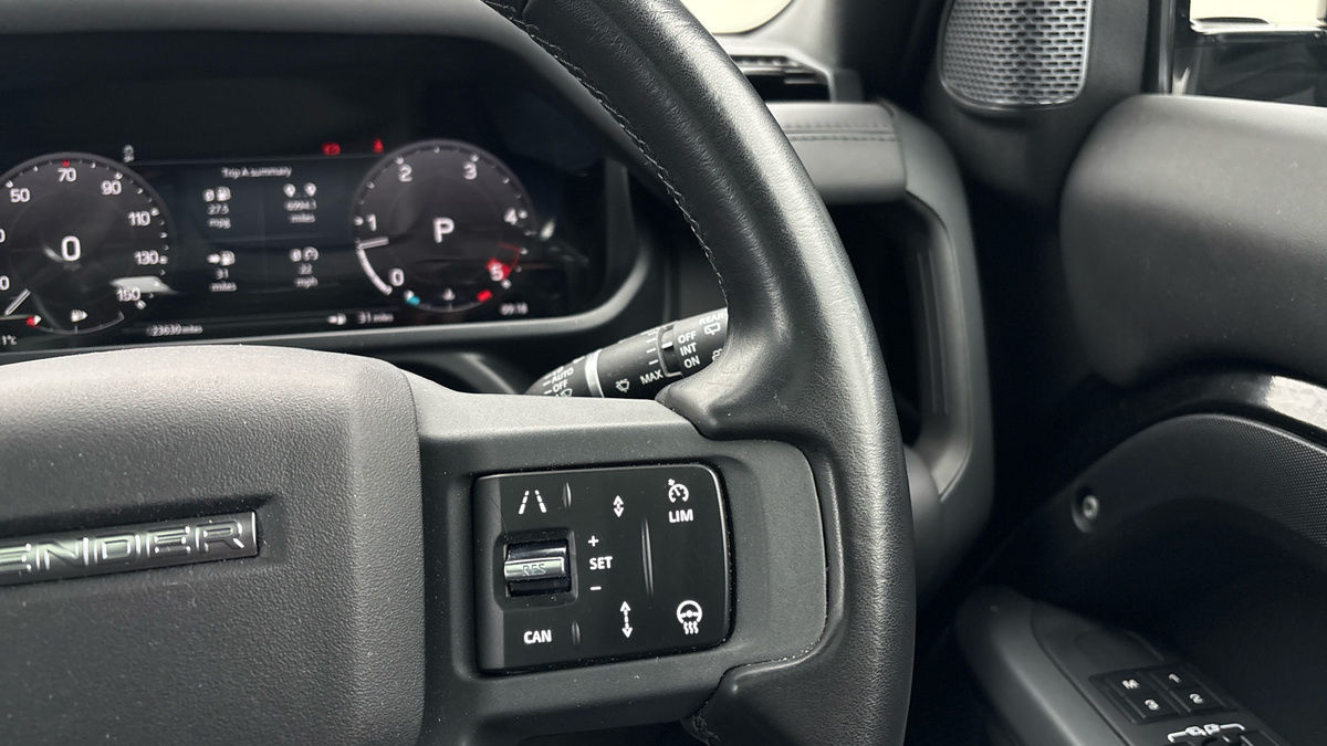 Land Rover Defender 110 Image 14