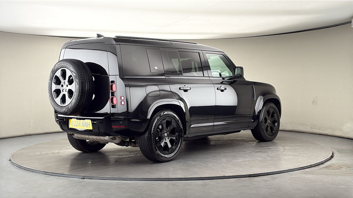 Land Rover Defender 110 Image 21