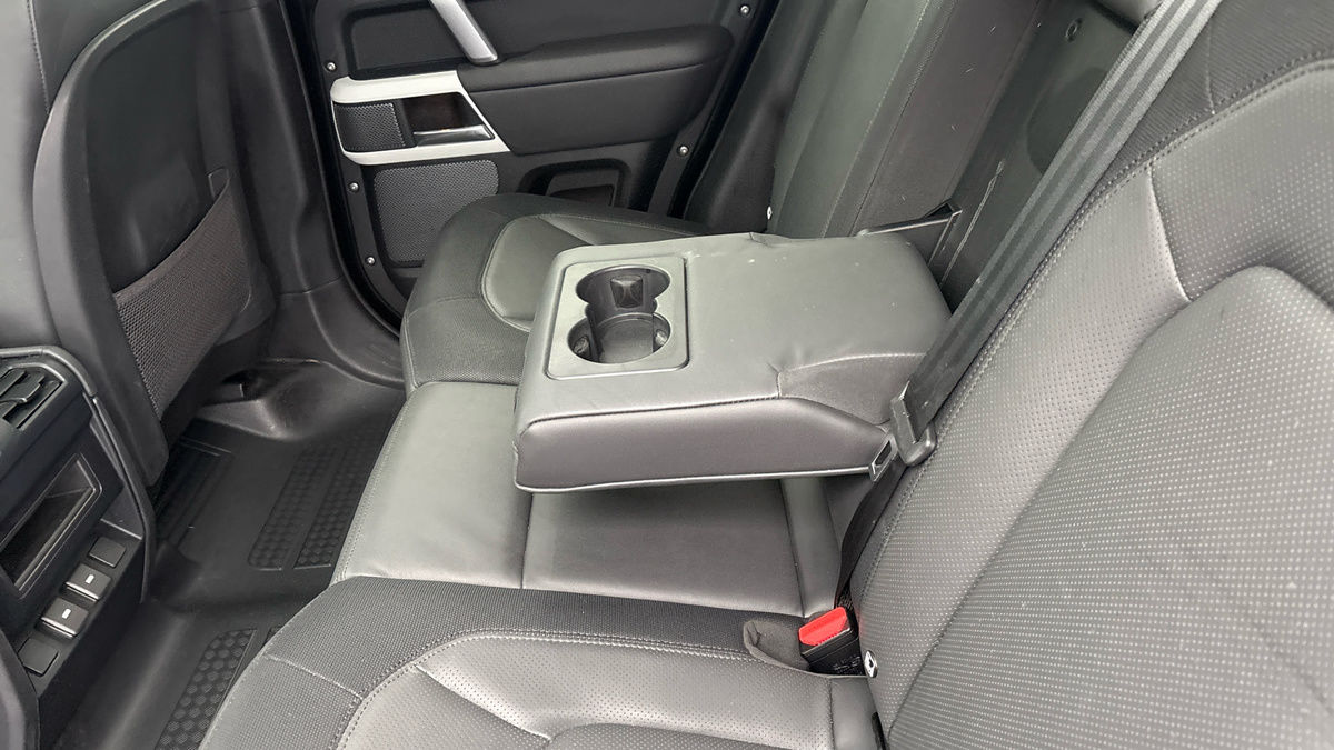 Land Rover Defender 110 Image 9