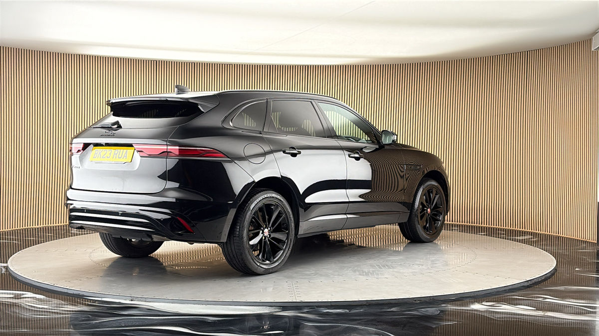 Jaguar F-PACE Image 21