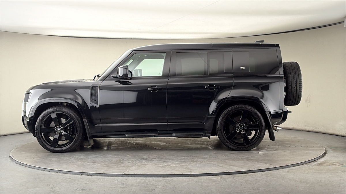 Land Rover Defender 110 Image 15