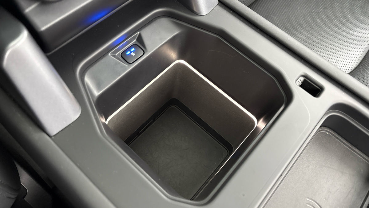 Land Rover Defender 110 Image 27