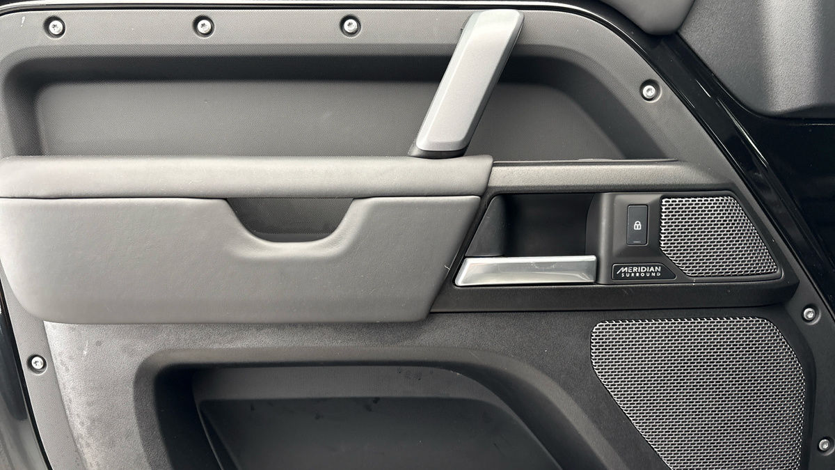 Land Rover Defender 110 Image 19