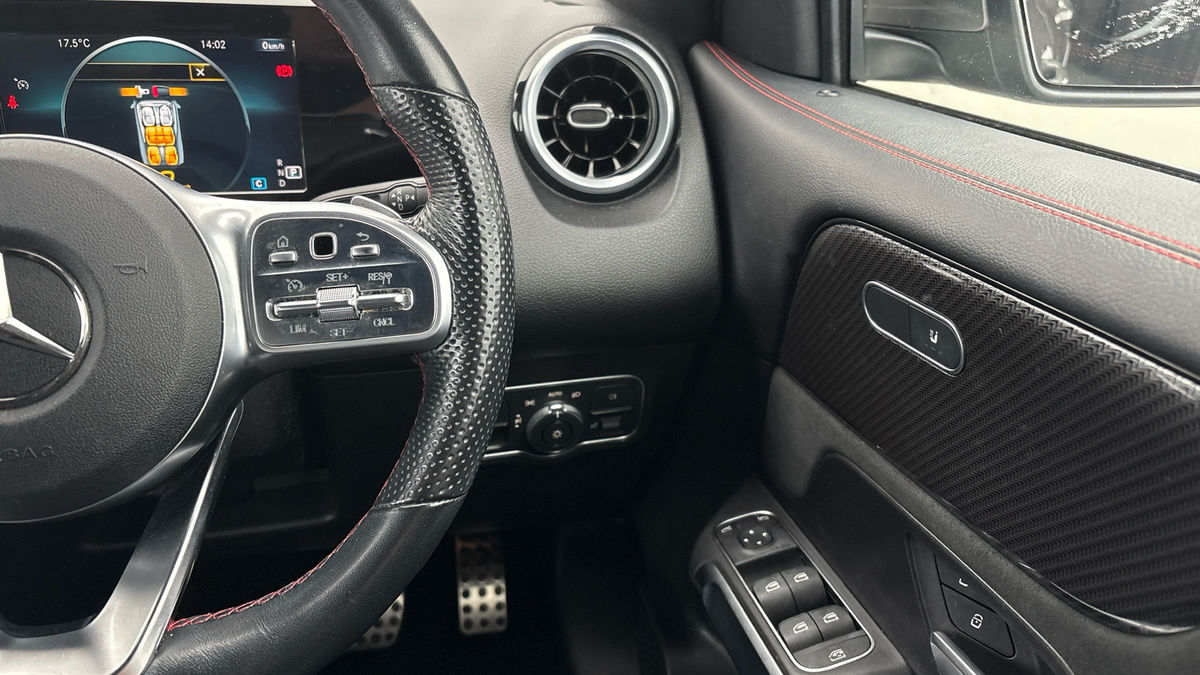 Mercedes-Benz GLB Image 14