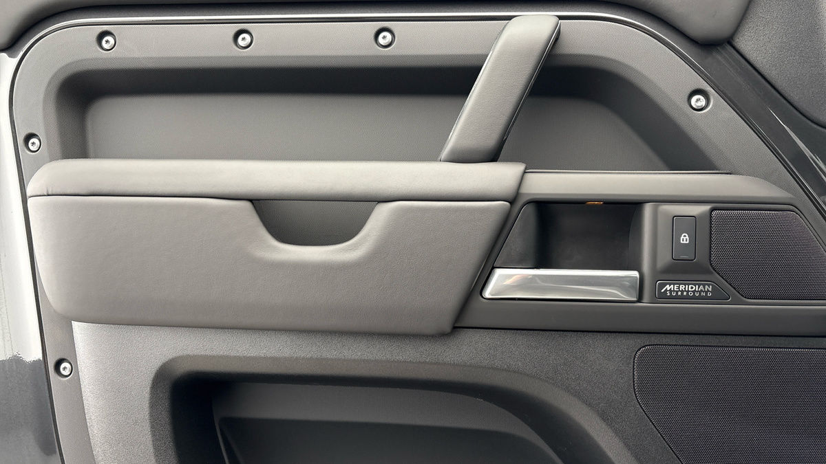 Land Rover Defender 110 Urban Image 19