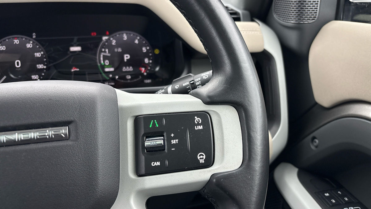 Land Rover Defender 110 Image 14