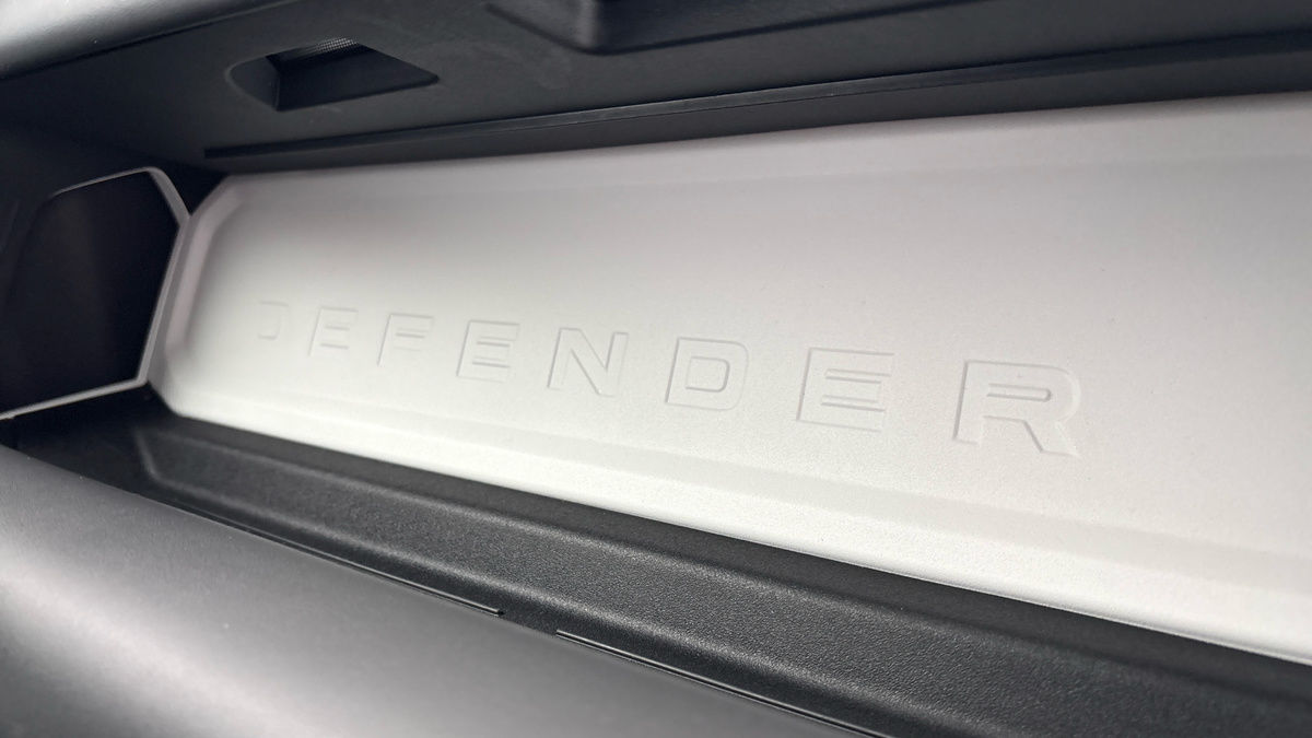 Land Rover Defender 110 Image 38