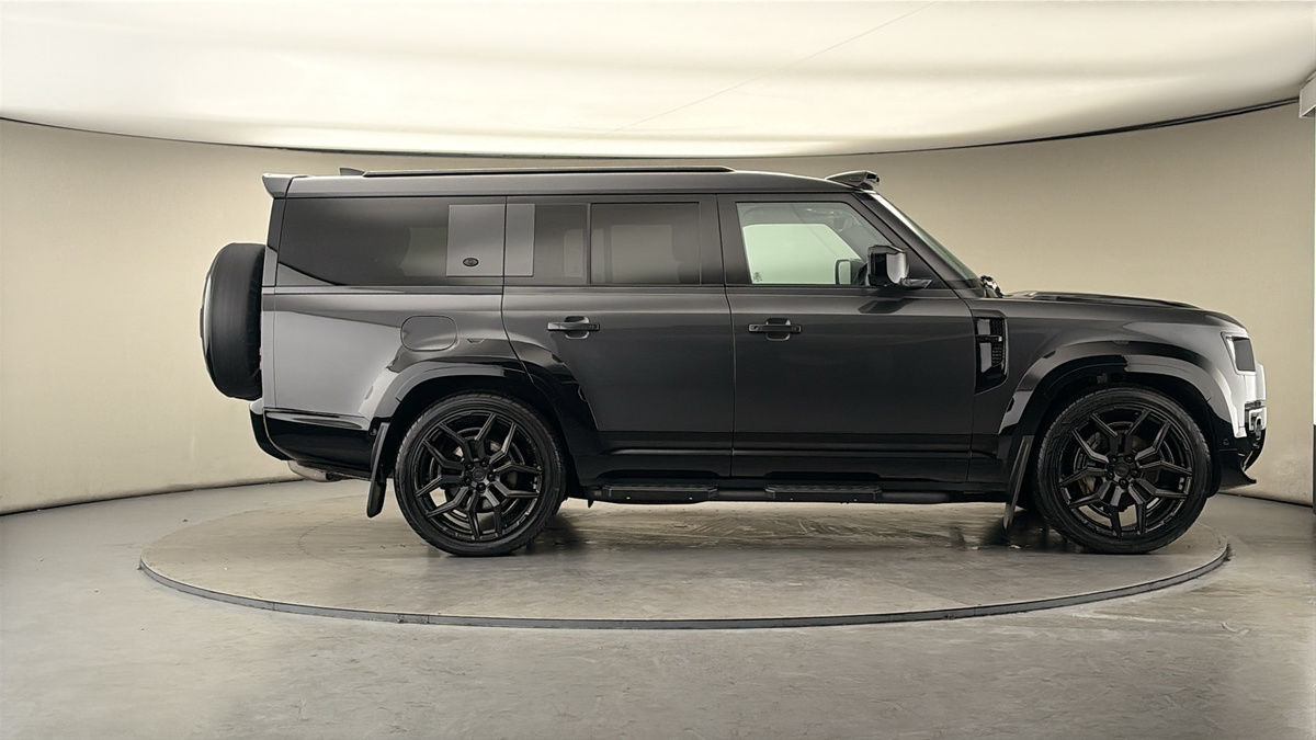 Land Rover Defender 130 Urban Image 16