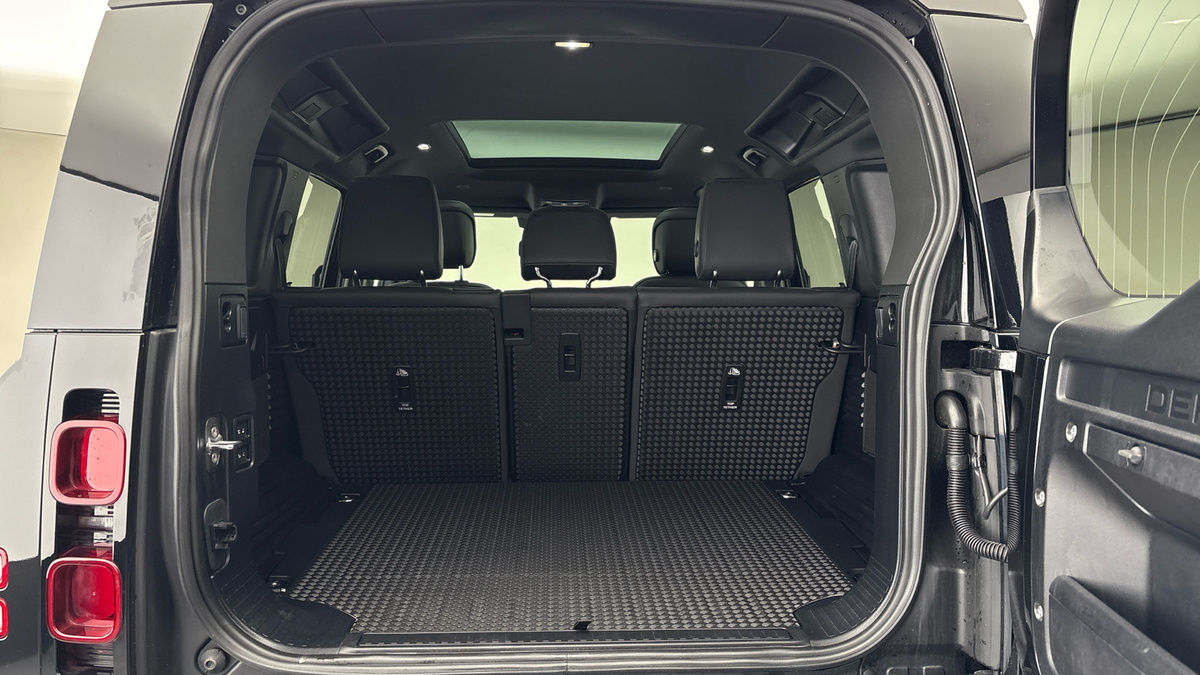 Land Rover Defender 110 Image 11