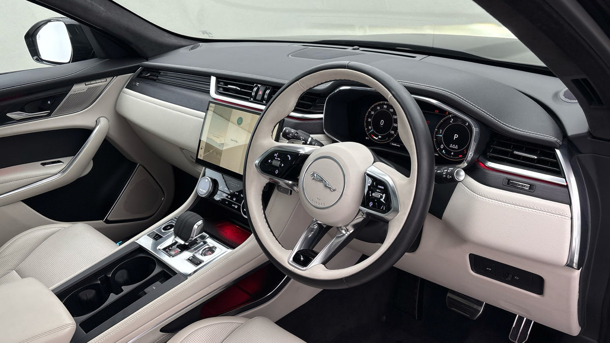 Jaguar F-PACE Image 5