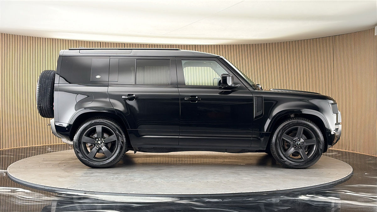 Land Rover Defender 110 Image 16
