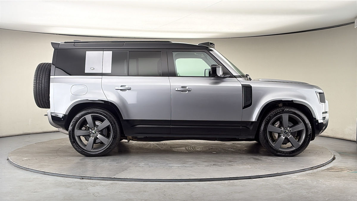 Land Rover Defender 110 Image 16