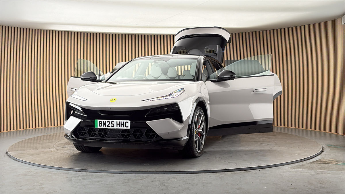 More views of Lotus Eletre