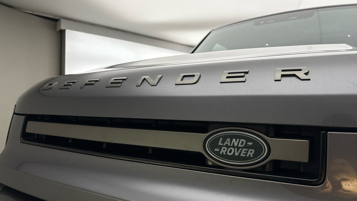 Land Rover Defender 110 Image 24