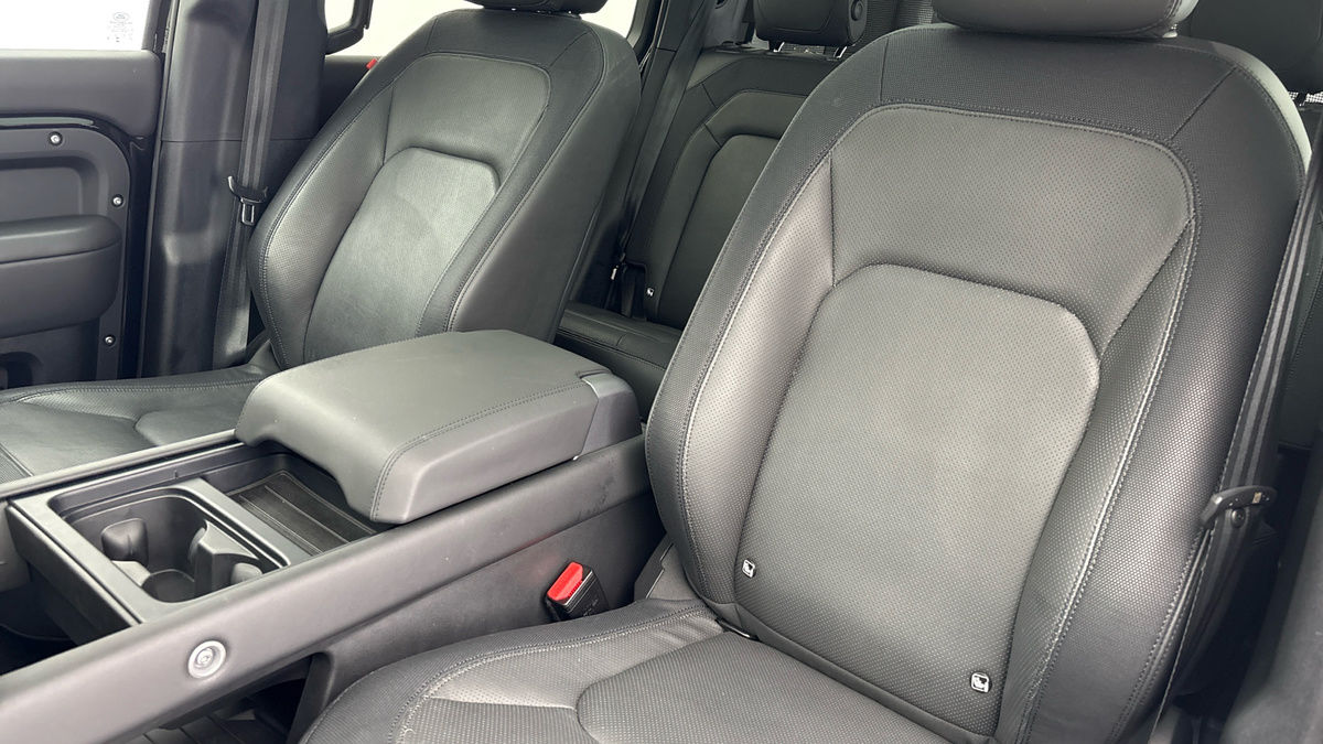 Land Rover Defender 110 Image 7