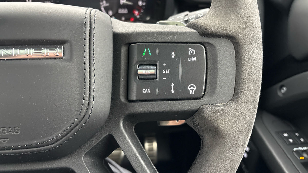 Land Rover Defender 110 Image 14