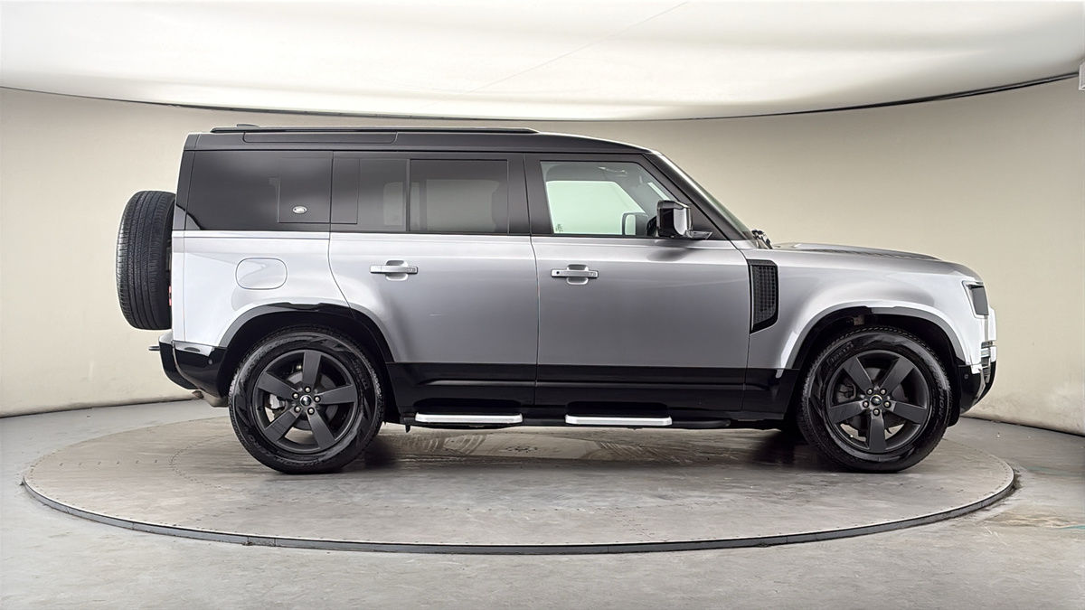 Land Rover Defender 110 Image 16