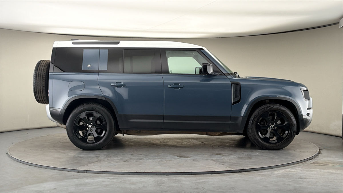 Land Rover Defender 110 Image 16