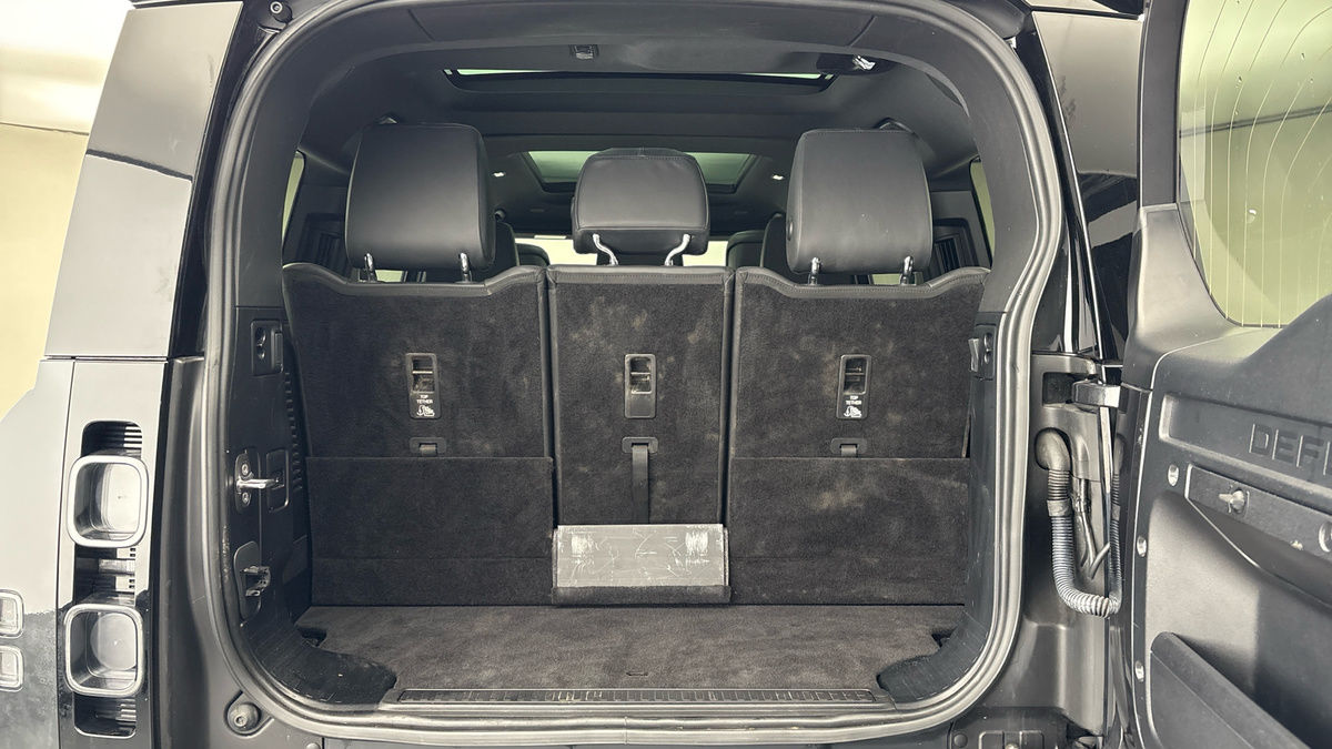 Land Rover Defender 130 Urban Image 11